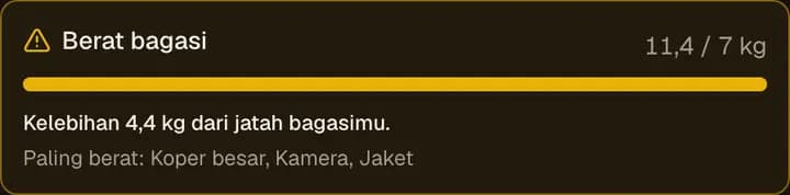 Meteran berat koper yang menunjukkan kelebihan dari jatah bagasi